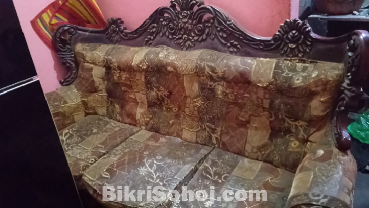 আসসালামু আলাইকুম একটি উন্নত মানের সোফা বিক্রি হবে।